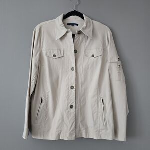 Light beige utility jacket with button-front and zip pockets for everyday Wear